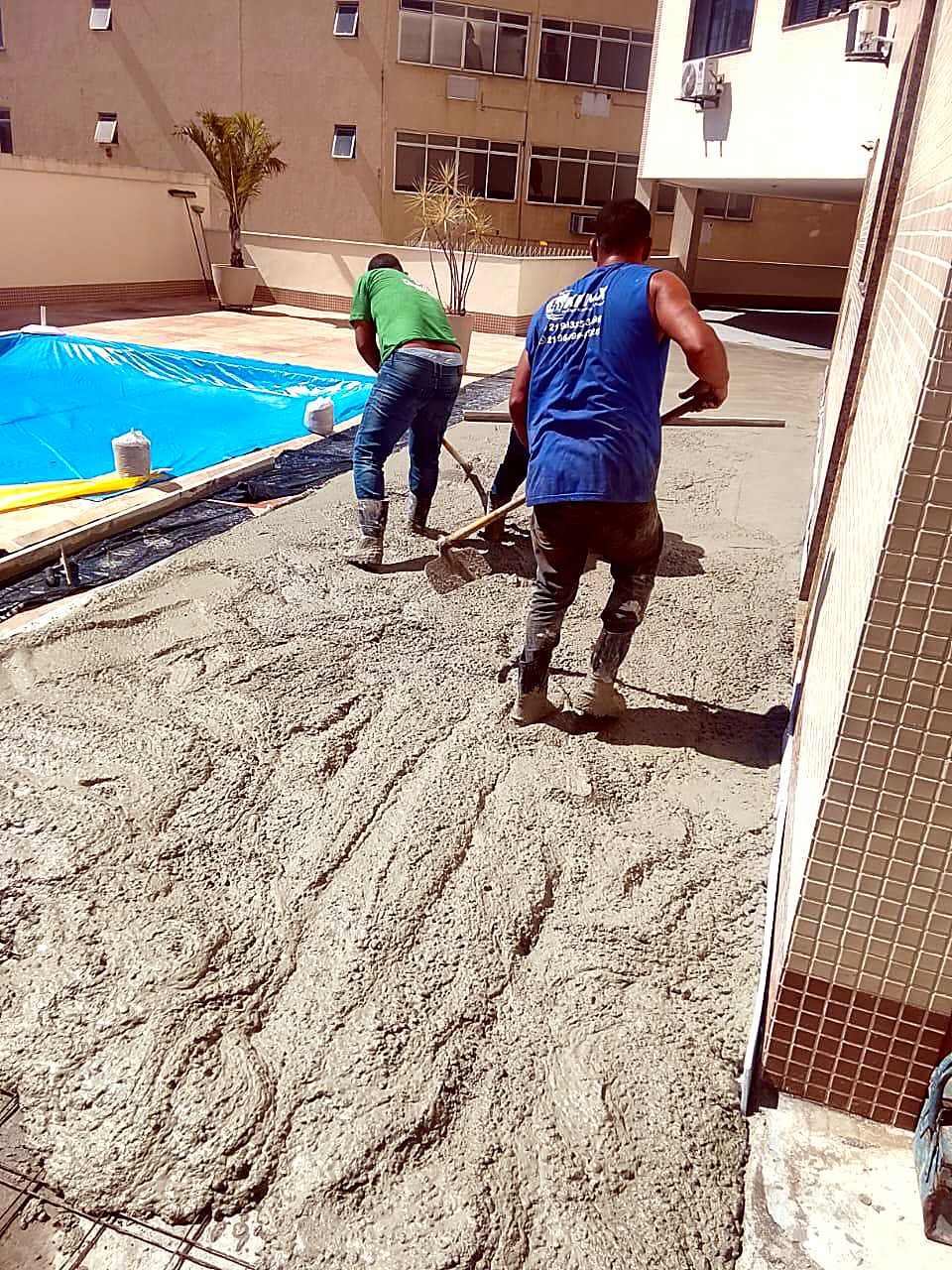 Concretagem de piso ao lado de piscina