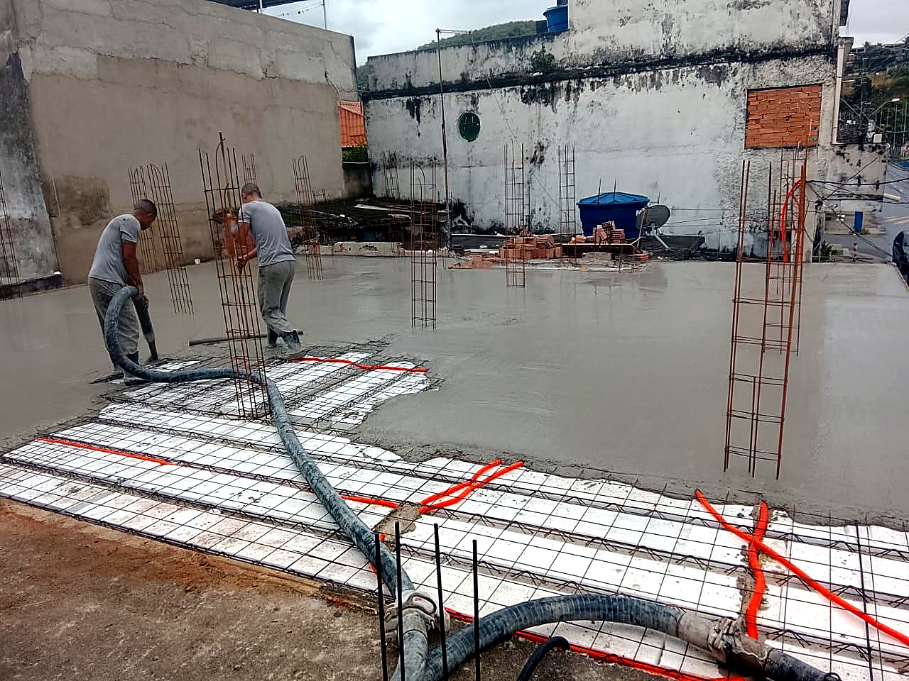 Equipe Zenon concretando laje