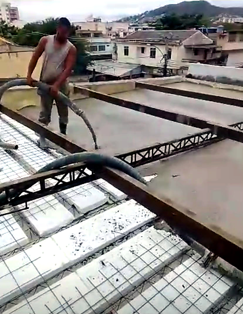 Concretagem de laje com bomba