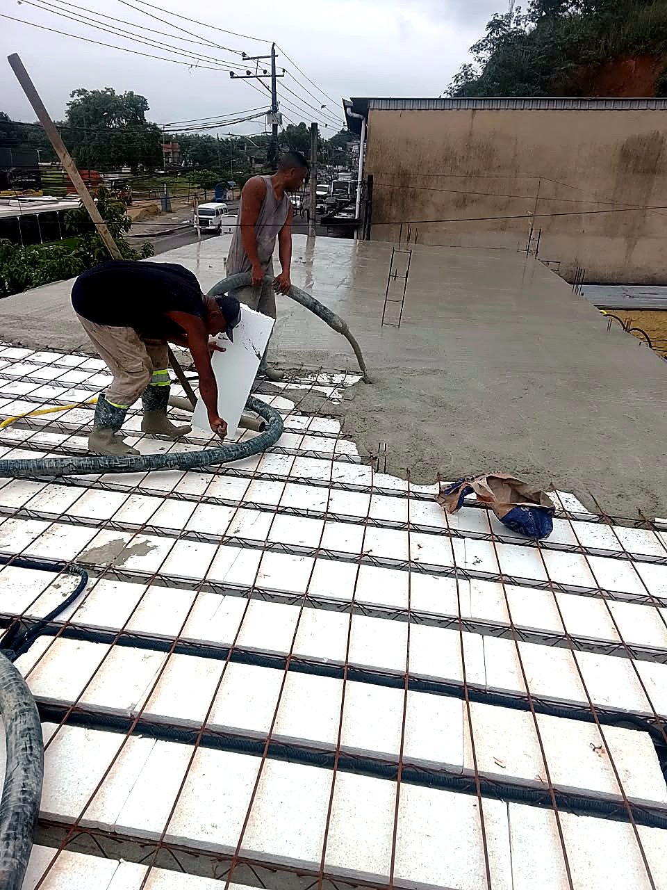 Equipe concretando laje