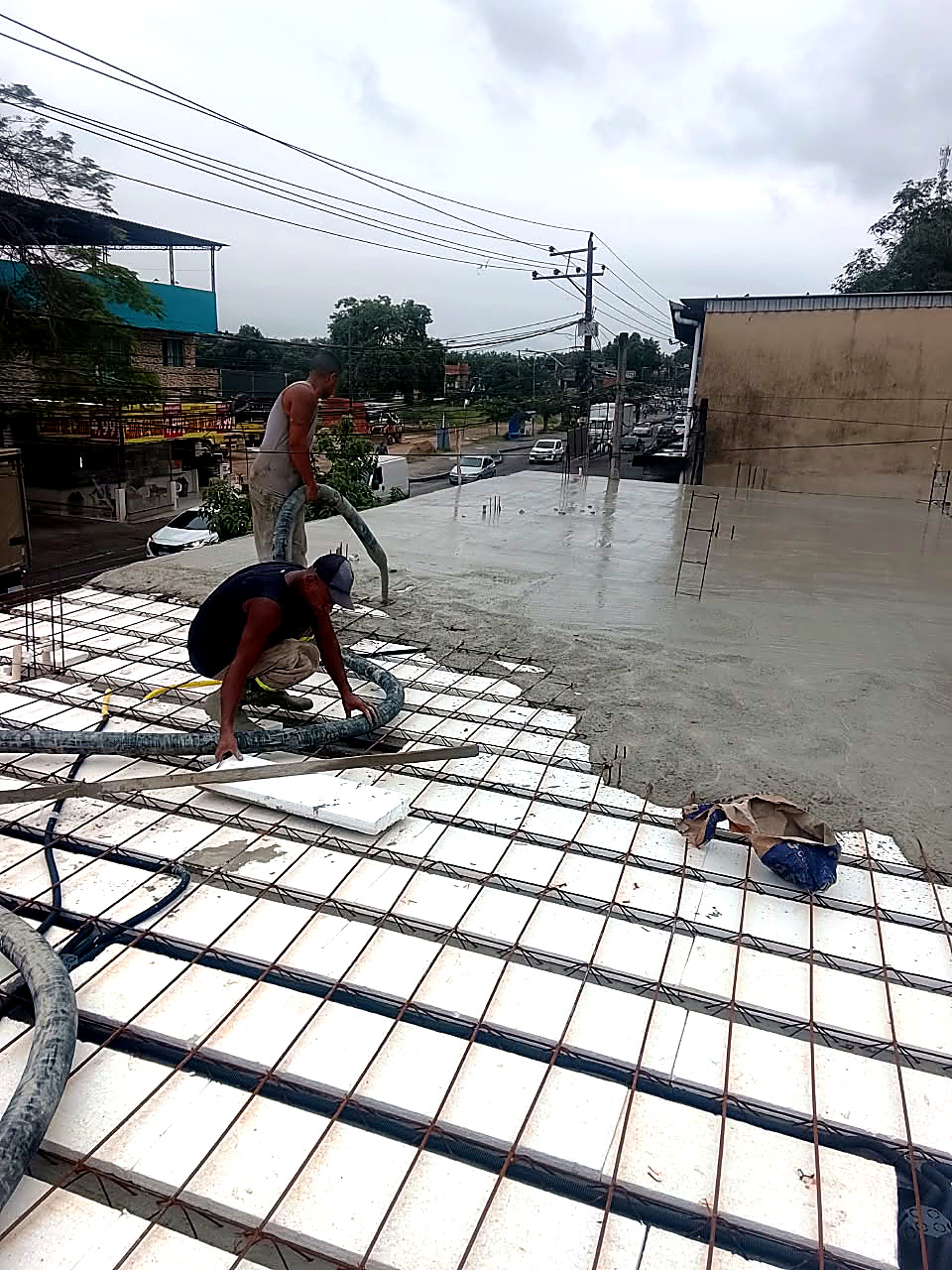 Concreto avançando sobre a laje